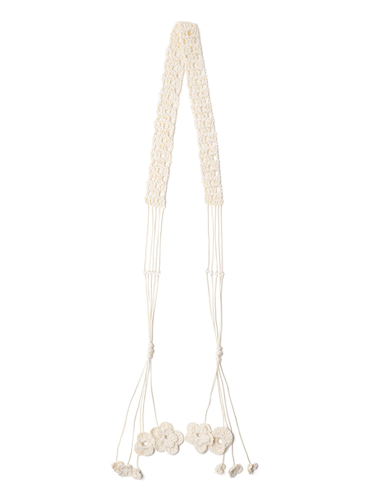 ECRU HAND CROCHET BELT WITH BOTANICAL DETAIL  마메 쿠로구치 에크루 핸드 크로셰 꽃잎 장식 벨트 &amp; 스카프 - 아데쿠베