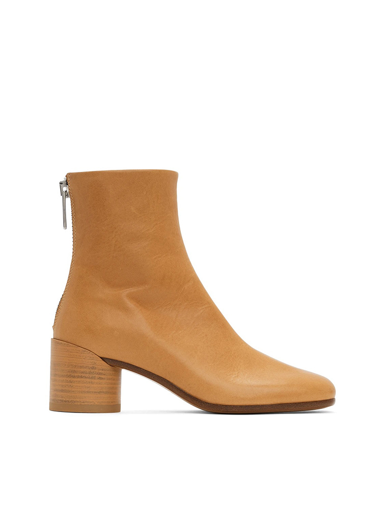 BEIGE MID HEEL LEATHER ANKLE BOOTS  MM6 미드힐 레더 앵클 부츠 - 아데쿠베