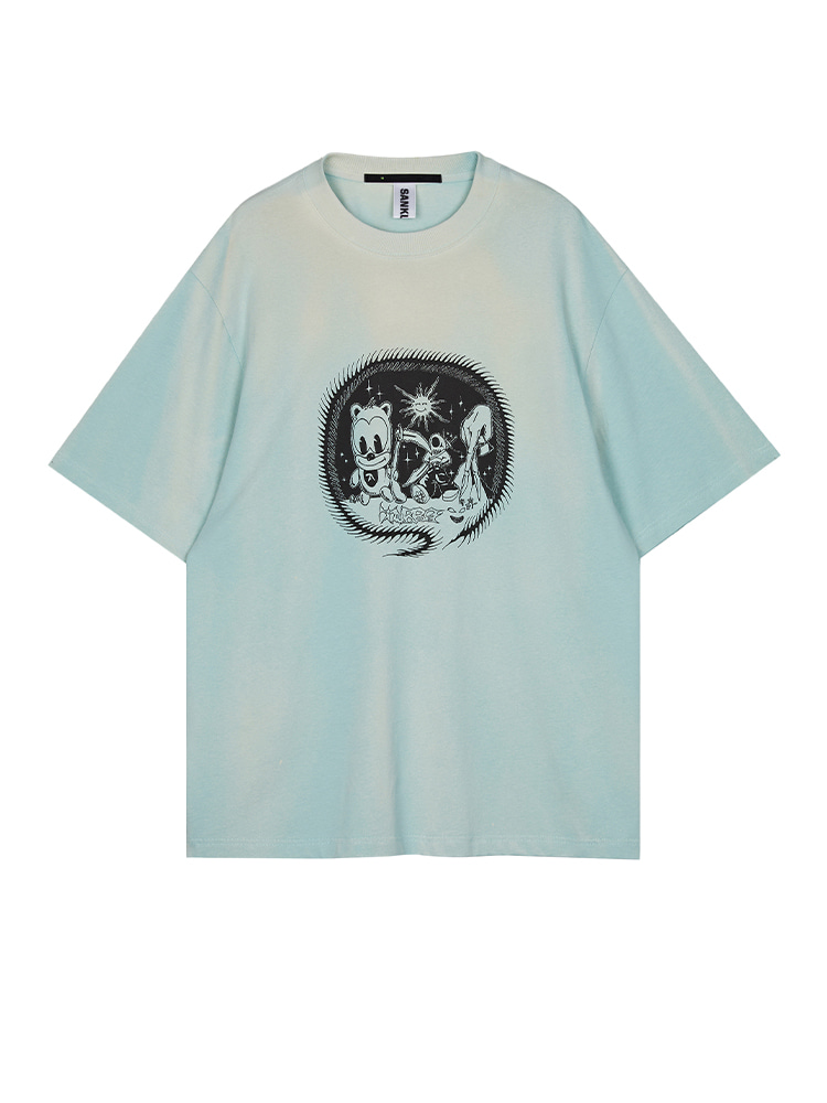 GRAYISH BLUE GRAPHIC T-SHIRT  산쿠안즈 그레이쉬 블루 그래픽 티셔츠 - 아데쿠베